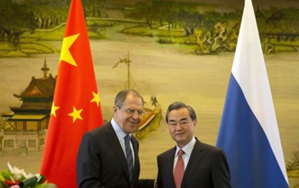 Ngoại trưởng Nga Sergei Lavrov và Ngoại trưởng Trung Quốc Vương Nghị