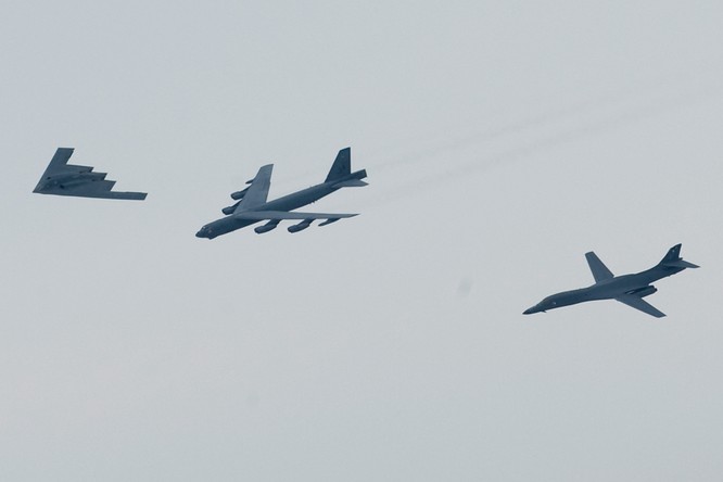 Lần đầu tiên Mỹ triển khai cùng lúc bộ ba máy bay ném bom chiến lược B-2 Spirit, B-1B và B-52 tới Guam canh chừng mọi biến động quanh Trung Quốc