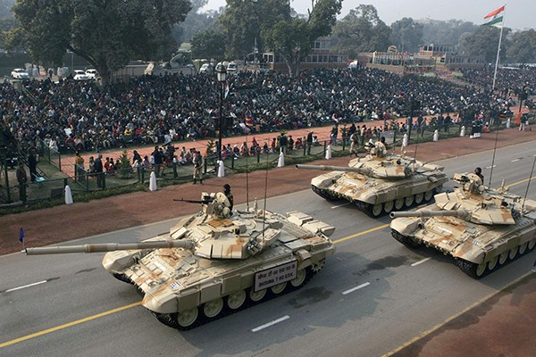 T-90 thử nghiệm thực tế chiến đấu trong sa mạc ảnh 3