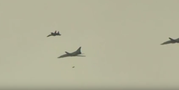 25 máy bay ném bom chiến lược Nga xé nát bầu trời Syria ảnh 1