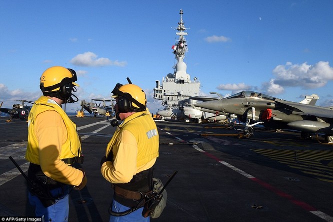 Máy bay Pháp từ Charles de Gaulle bắt đầu không kích IS ảnh 5