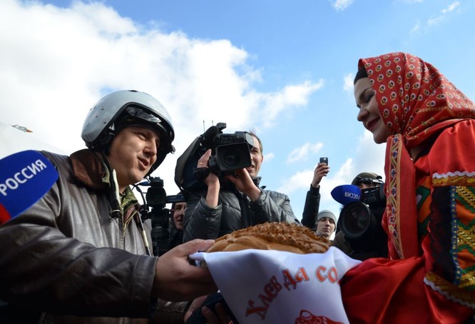 Phi công Nga trở về từ Syria được đón tiếp như những người hùng ảnh 1