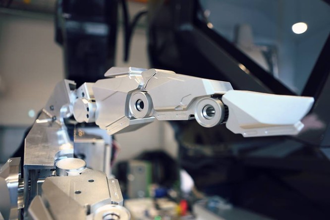 Video: Choáng với Robot cao 4m, nặng 1,5 tấn, làm việc như con người ảnh 1