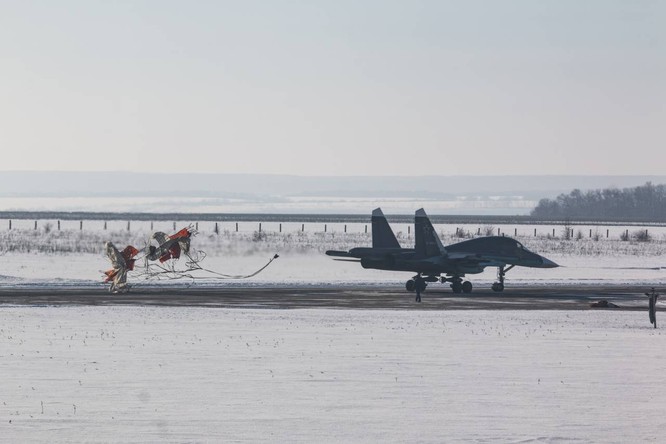 “Thú mỏ vịt” Su-34 Nga huấn luyện chiến đấu trong băng giá ảnh 33