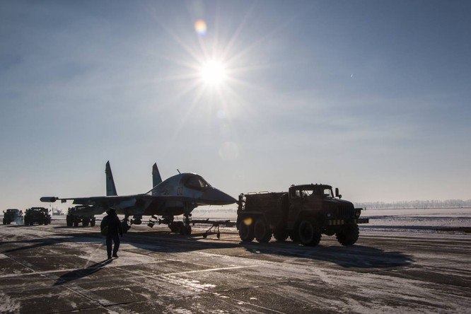 “Thú mỏ vịt” Su-34 Nga huấn luyện chiến đấu trong băng giá ảnh 35