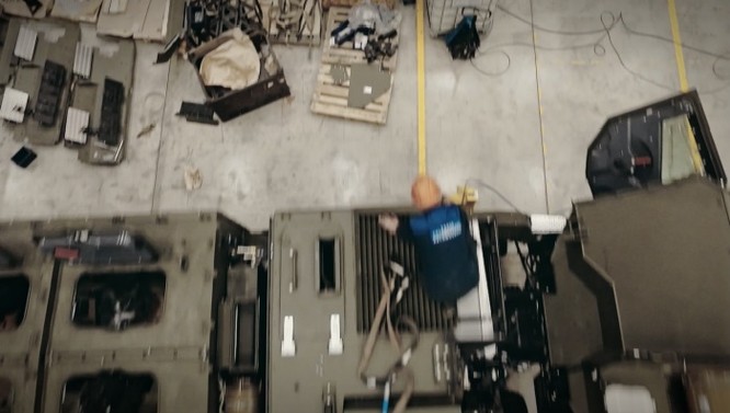 Đột nhập nhà máy sản xuất xe thiết giáp của Nga (video) ảnh 3