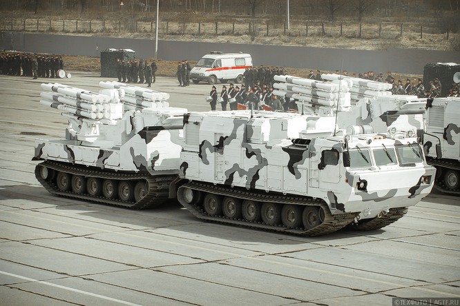 Ngắm dàn vũ khí mới Tor-M2DT và Pantsir-SA Nga tập diễu binh (video) ảnh 1