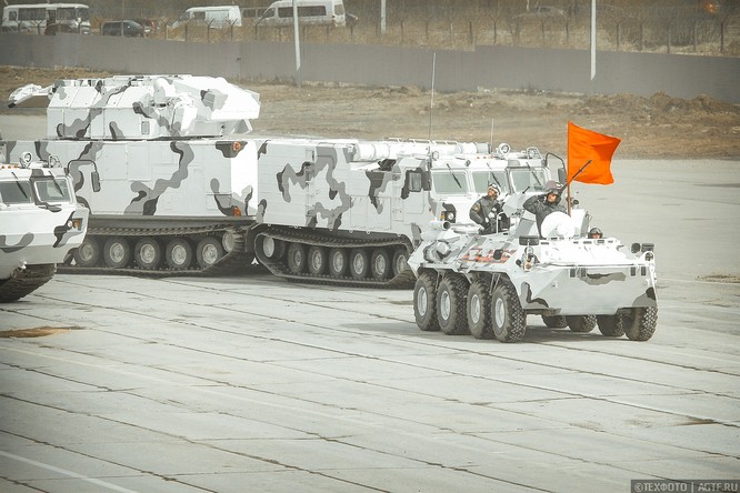 Ngắm dàn vũ khí mới Tor-M2DT và Pantsir-SA Nga tập diễu binh (video) ảnh 4
