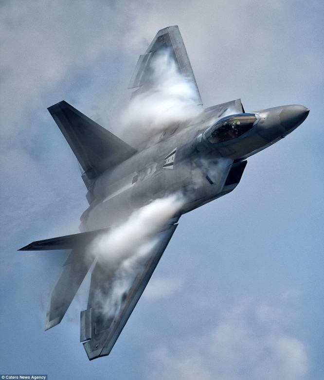 Mãn nhãn F-22 khoe kỹ năng bay siêu cấp ảnh 6