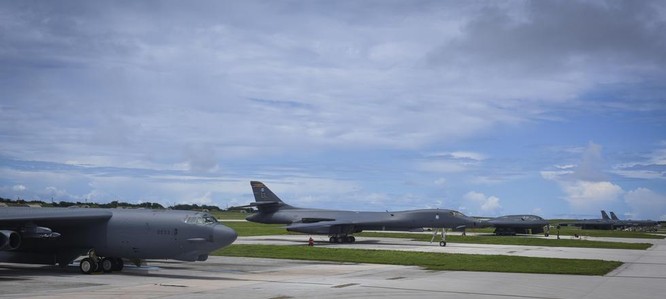 Ngày 11/8/2016, máy bay ném bom chiến lược B-52H, máy bay ném bom chiến lược siêu âm B-1B và máy bay ném bom chiến lược tàng hình B-2A đã tập kết ở căn cứ Guam. Ảnh: Người quan sát, Trung Quốc,