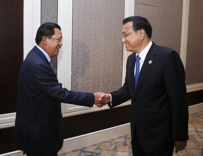 Trung Quốc luôn tìm cách để ASEAN tránh đạt được đồng thuận về vấn đề Biển Đông. Trong hình là Thủ tướng Campuchia Hun Sen gặp Thủ tướng Trung Quốc Lý Khắc Cương ở Ulan Bator, Mông Cổ ngày 15/7/2016. Ảnh: báo Phượng Hoàng, Hồng Kông.