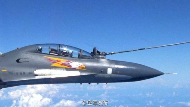 Máy bay chiến đấu Su-30 Không quân Trung Quốc tiến hành tiếp dầu trên không. Ảnh: Thời báo Hoàn Cầu, Trung Quốc.