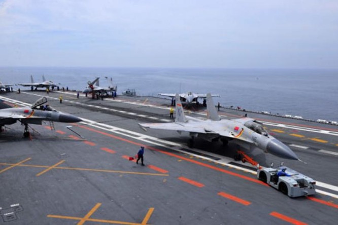 Trung Quốc tiến hành huấn luyện phi công máy bay chiến đấu J-15 trên tàu sân bay Liêu Ninh. Ảnh: Tin tức Tham khảo, Trung Quốc.