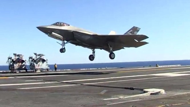 Máy bay chiến đấu tấn công liên hợp tàng hình F-35C hạ cánh trên tàu sân bay động cơ hạt nhân USS Nimitz (ảnh tư liệu)