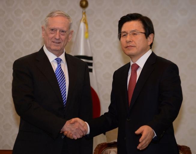 Tân Bộ trưởng Quốc phòng Mỹ James Mattis (trái) chọn Hàn Quốc làm nước đến thăm đầu tiên sau khi nhậm chức (ảnh tư liệu)