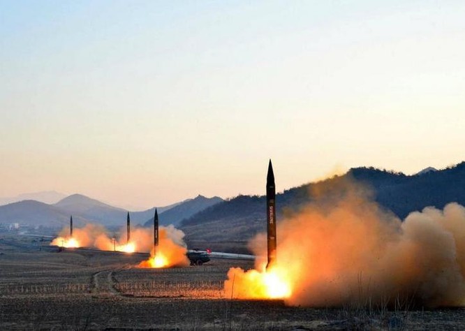 Triều Tiên phóng tên lửa đạn đạo tầm trung. Ảnh: US News & World Report