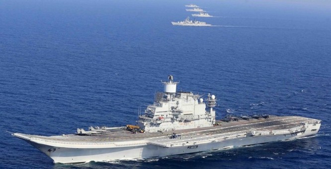Biên đội 2 tàu sân bay Ấn Độ trong một cuộc tập trận bắn đạn thật cấp chiến dịch tháng 2/2015 (ảnh tư liệu)
