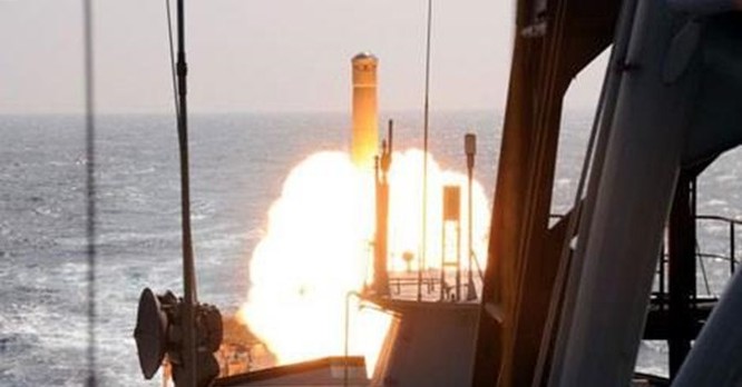 Tên lửa hành trình siêu âm BrahMos được phóng từ tàu hộ vệ INS Trikand Ấn Độ vào tháng 2/2014.
