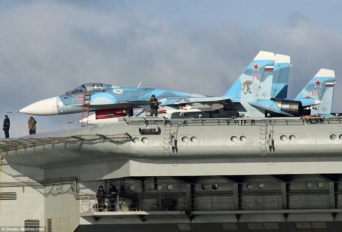 Chiến đấu cơ trên hạm Su-33 trên tàu sân bay Nga
