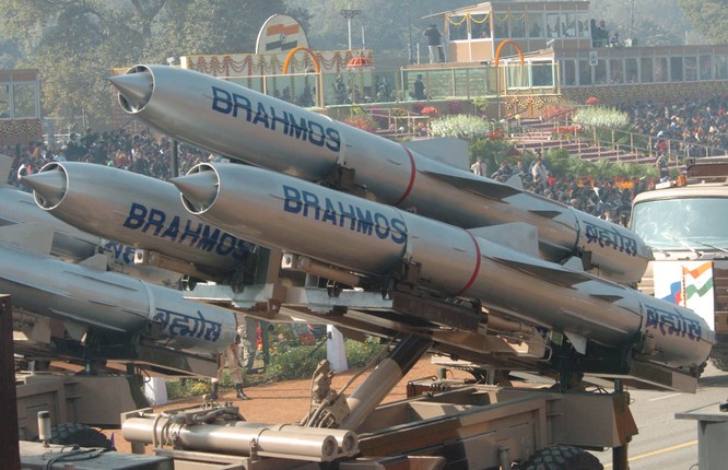 Tên lửa siêu âm Brahmos là thành quả hợp tác giữa Nga và Ấn Độ