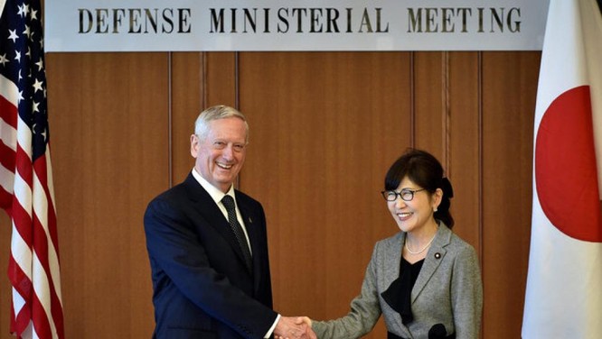 Bộ trưởng Quốc Phòng Mỹ James Mattis và đồng nhiệm Nhật Tomomi Inada tại Tokyo ngày 4/2/2017