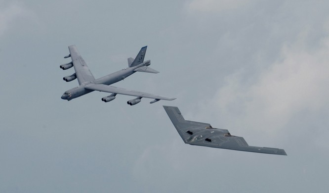 Máy bay ném bom chiến lược B-2 Spirit và B-2 của Mỹ bay thị uy ở Biển Đông
