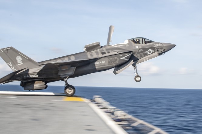 Chiến cơ tàng hình F-35 phiên bản hải quân cất cánh từ mẫu hạm Mỹ