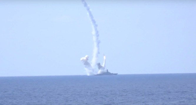 Chiến hạm Nga trên Địa Trung Hải phóng tên lửa Kalibr tấn công phiến quân Syria tại Aleppo
