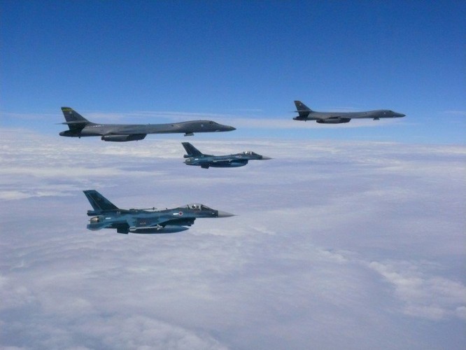 Chiến đấu cơ F-2 của không quân Nhật Bản hộ tống hai máy bay ném bom chiến lược B-1B của Mỹ xuất kích từ căn cứ Guam tập trận gần khu vực Kyushu hôm 8/8