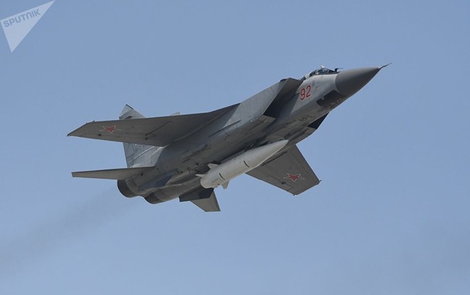 Máy bay đánh chặn MiG-31K cùng tên lửa siêu thanh Kinzhal Máy bay đánh chặn MiG-31K cùng tên lửa siêu thanh Kinzhal