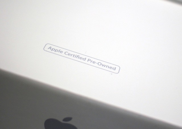 Mẫu iPhone CPO được in bên dưới hộp