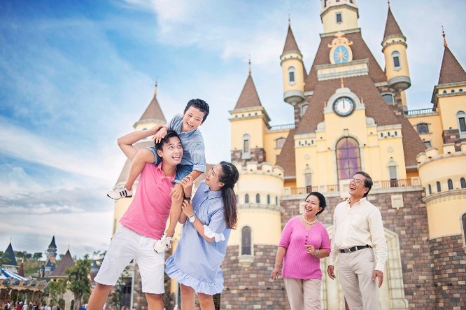 Quảng Trường Thần Thoại gây ấn tượng với hàng loạt toà lâu đài rực rỡ sắc màu, mang đến cảm giác huyền hoặc như đang “lạc bước” ở Châu Âu.