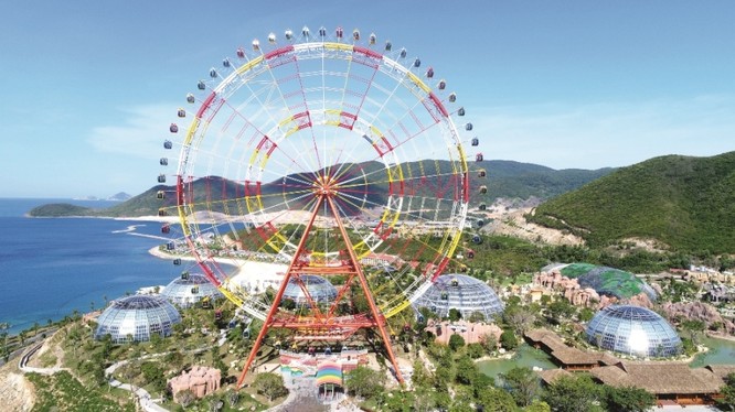 Đặc biệt, Vinpearl Land Nha Trang vừa khai trương một công trình ấn tượng là Bánh Xe Bầu Trời. Vòng xoay bánh xe cao 200m so với mực nước biển này sẽ mở ra cho du khách một tầm nhìn tuyệt đẹp, bao quát toàn bộ vịnh Nha Trang mênh mông.