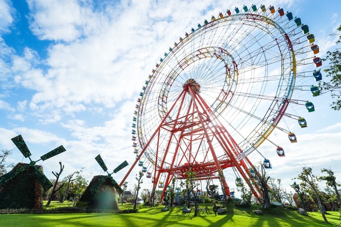 Du khách có thể nhìn thấy Sky Wheel khổng lồ từ bất cứ góc độ nào tại Vinpearl. Đây là nơi lý tưởng nhất để ngắm toàn cảnh vịnh Nha Trang, đặc biệt là trong thời khắc hoàng hôn.