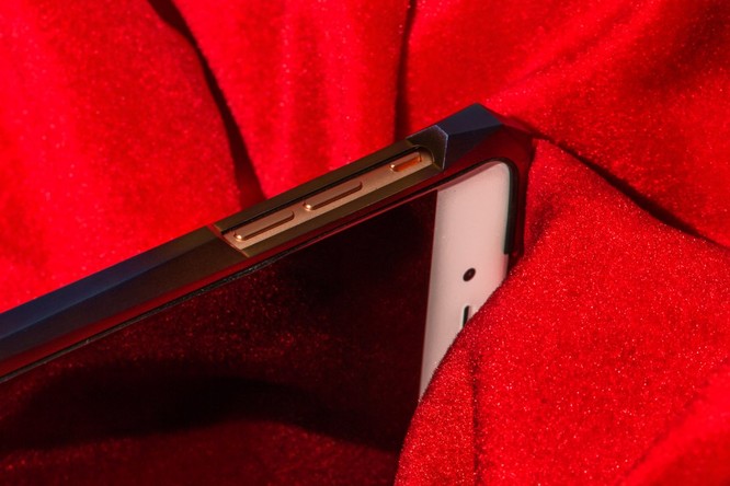 Chiêm ngưỡng bộ ốp viền có giá đắt hơn cả iPhone X ảnh 11