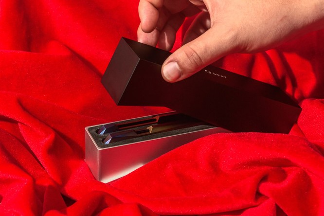 Chiêm ngưỡng bộ ốp viền có giá đắt hơn cả iPhone X ảnh 2