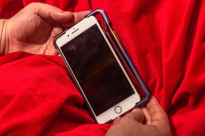 Chiêm ngưỡng bộ ốp viền có giá đắt hơn cả iPhone X ảnh 7