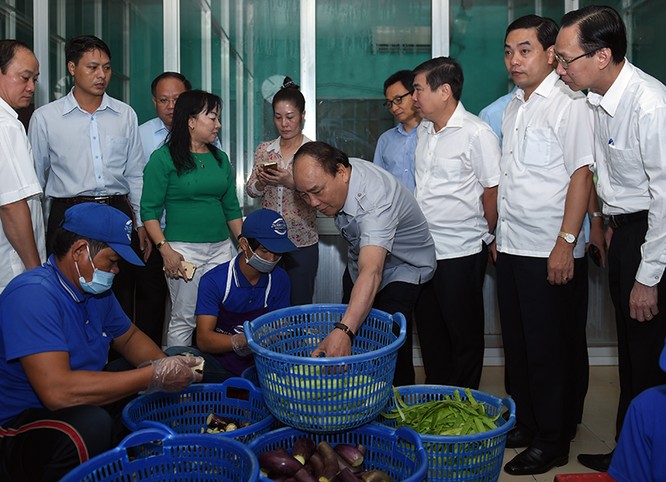 Thủ tướng bất ngờ kiểm tra suất ăn công nhân, “lót dạ” phở Sài Gòn ảnh 2