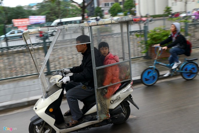 Những kiểu chống rét khi đưa trẻ đến trường ảnh 4