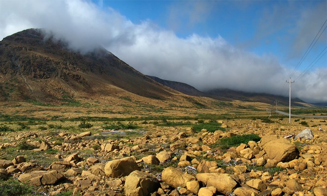 Vườn quốc gia Gros Morne nằm trong quần thể của dãy núi dài ‘the Long Range Mountains’, cách xa dãy núi Appalachian, kéo dài chiều dài của đảo ở bờ biển phía tây. Ảnh: boomsbeat.