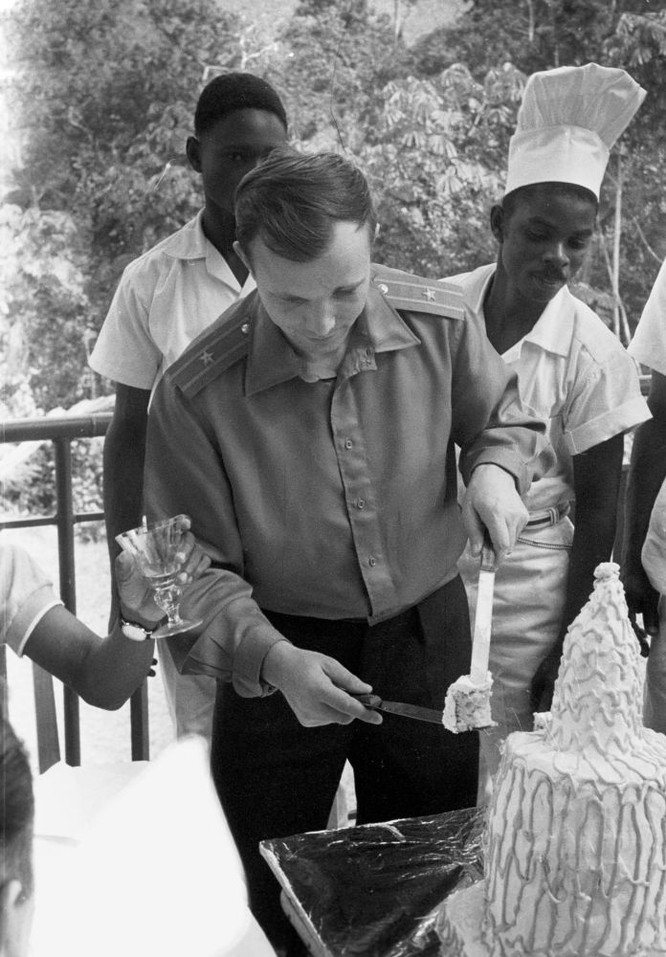 Anh hùng Liên Xô, nhà du hành vũ trụ Liên Xô Yuri Gagarin ở Liberia, tháng 2 năm 1962.