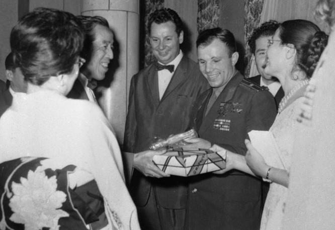 Ngày 1 tháng 6 năm 1962. Nhà du hành vũ trụ Liên Xô Yuri Gagarin và Đại sứ Liên Xô tại Nhật Bản Nikolai Fedorenko (người giữa ảnh) cùng với các bạn bè Nhật Bả