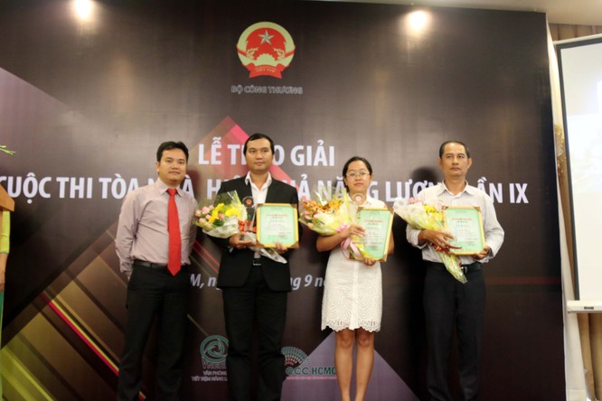 Đại diện trường Đại học RMIT Việt Nam nhận giải Nhì cuộc thi Tòa nhà hiệu quả năng lượng ở hạng mục