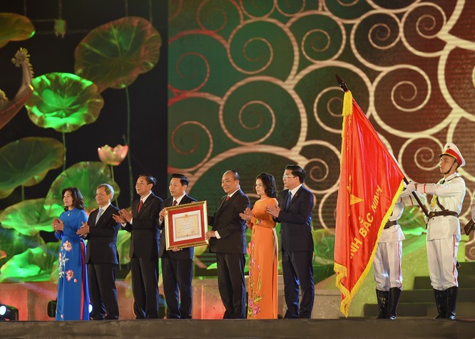 Thủ tướng Nguyễn Xuân Phúc trao Huân chương Độc lập hạng Nhất cho Đảng bộ, chính quyền và nhân dân tỉnh Bắc Ninh. Ảnh: VGP