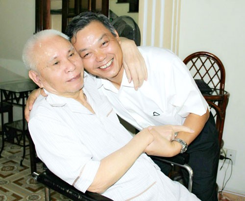 Nguyên Thứ trưởng Bộ Thông tin và Truyền thông Trần Đức Lai (bên phải) đến thăm ông Đặng Văn Thân.