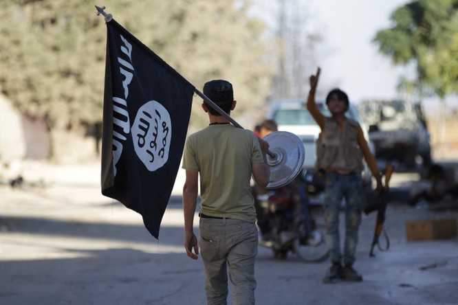 Hàng nghìn phiến quân IS thoát chết tại tử địa Raqqa nhờ...Mỹ? ảnh 2