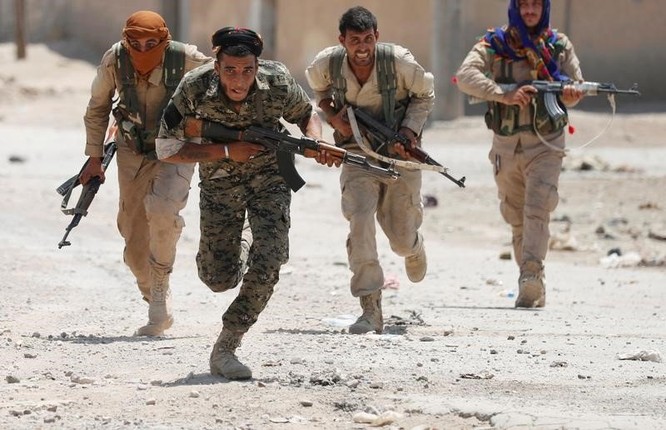Hàng nghìn phiến quân IS thoát chết tại tử địa Raqqa nhờ...Mỹ? ảnh 3
