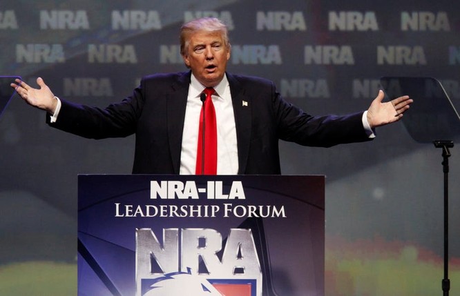 Tổng thống Trump đã gây phẫn nộ khi đề xuất ý tưởng trang bị súng cho giáo viên.