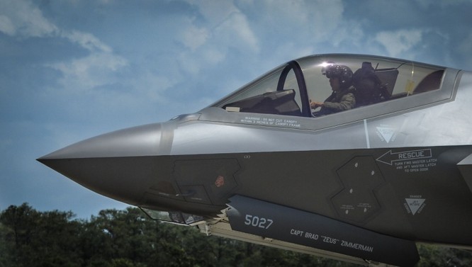 Máy bay chiến đấu tàng hình thế hệ 5 F-35 của Mỹ.