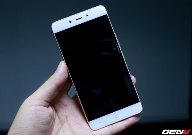 Cận cảnh OnePlus X vàng hồng đẹp như tranh vẽ đầu tiên trên thế giới ảnh 6